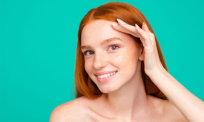 Akné na hlave a spánkoch: Príčiny a správna starostlivosť